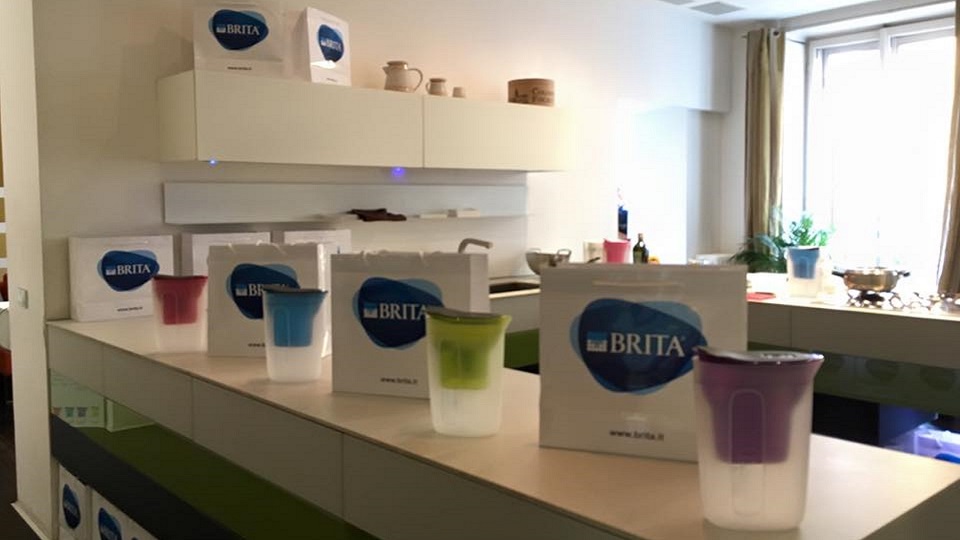 Brita lancia la borraccia filtrante e lo fa con un messaggio in bottiglia a  millennials e gen Z.